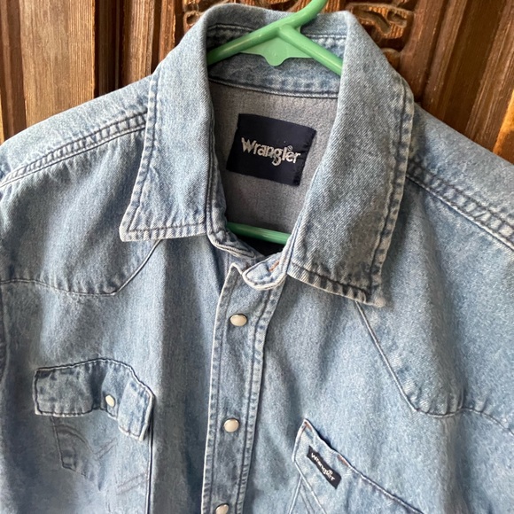Wrangler Other - Wrangler button down pearl snap denim long sleeve shirt size medium men’s blue